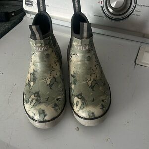 Huk fishing boots size 9